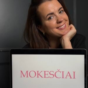 Inga Genevičiūtė prie kompiuterio su užrašu „Mokesčiai“