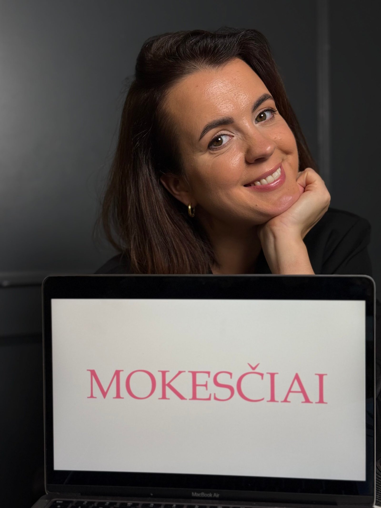 Inga Genevičiūtė prie kompiuterio su užrašu „Mokesčiai“